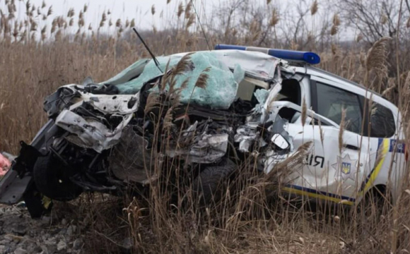 На дорозі зіткнулись поліцейське авто та вантажівка: загинув правоохоронець. ФОТО