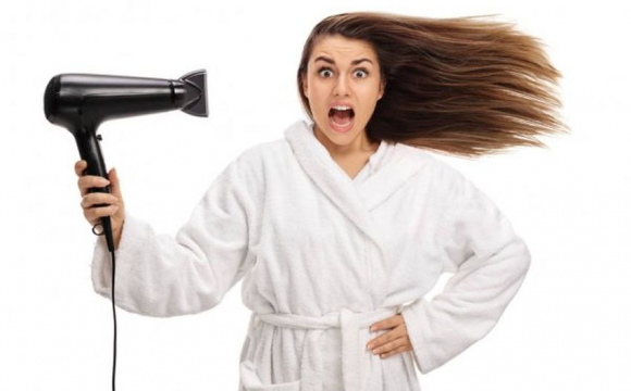 Як користуватися феном, аби не пошкодити волосся