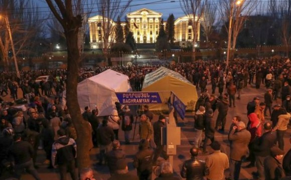 Біля парламенту в Єревані ночували сотні опозиціонерів