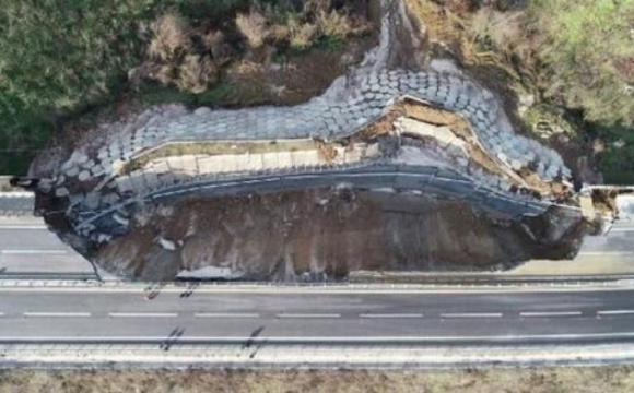 85-метрова ділянка автомагістралі обвалилася в Туреччині. ФОТО