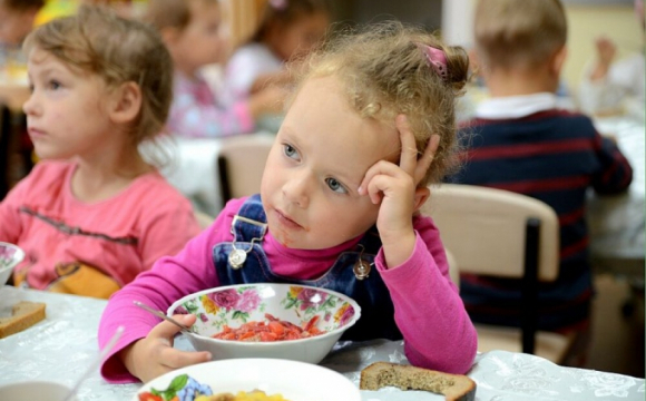 Булочки чи повноцінні страви: як харчуються українські школярі