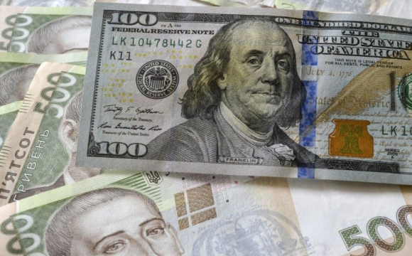 «ПриватБанк» видає українцям пошкодженні долари: що робити