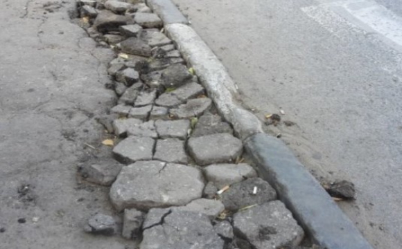 Лучани скаржаться на розтрощені тротуари  та зруйновану зупинку
