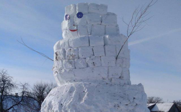 Волинський одинадцятикласник цілий тиждень мурував 5-метрового сніговика. ФОТО