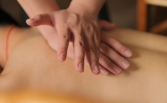 Жінка під час масажу зламала клієнтці хребет: через 4 дні вона померла