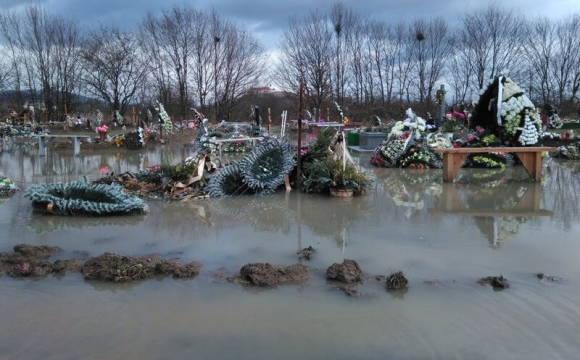 Ще трохи і попливуть труни з мерцями: у Мукачеві затопило кладовище. ВІДЕО