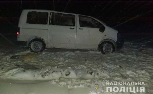 Не впорався з керуванням: на дорозі перекинувся бус