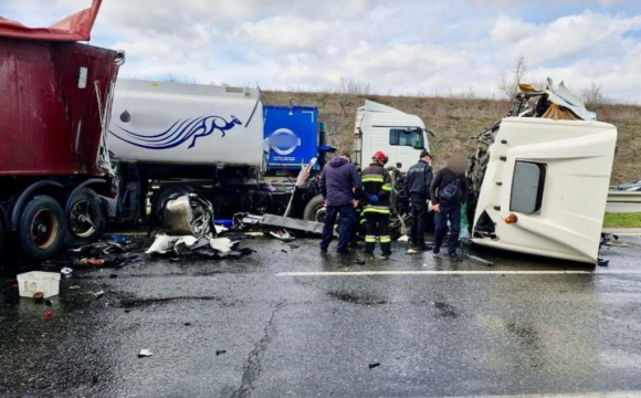 Біля села водій бензовозу в'їхав у припарковану вантажівку: є загиблий