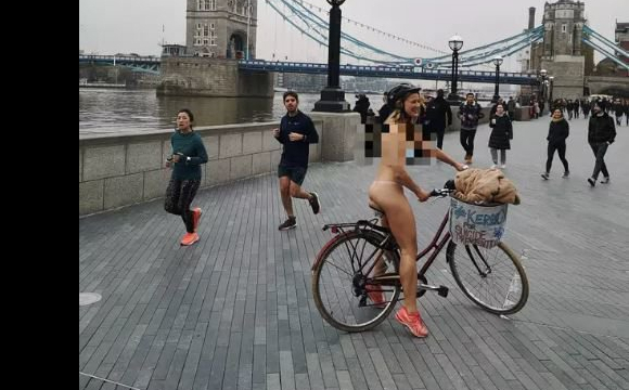 Голою на велосипеді британка «привертала увагу до проблеми суїцидів». ФОТО 