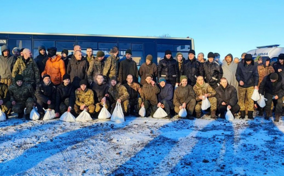 З російського полону повернули 50 українських захисників. ВІДЕО