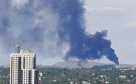 У місті пролунали вибухи: почав підніматися величезний стовп диму