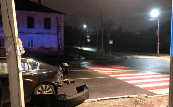 На Волині водій авто злетів з дороги та в'їхав у ліхтар