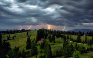 На Україну насуваються грози, дощі та вітер: погода 3 липня