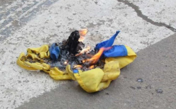 Біля школи троє місцевих жителів зняли прапор України та підпалили його