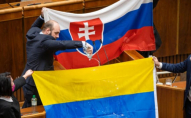 МЗС України вимагає особистих вибачень від депутата за облитий водою прапор