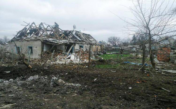 В українському місті пролунали вибухи: під завалами опинилися люди