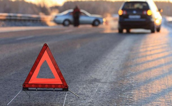 Лобове скло лежить посеред дороги: у Луцьку аварія за участі маршрутки