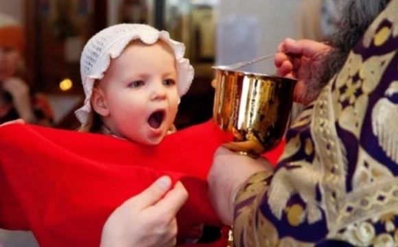 Хрещені «не в тій церкві»: на Волині священник відмовився причащати дітей