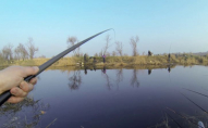 У селі на заході України чоловік зловив незвичайну рибу з довгим носом. ФОТО