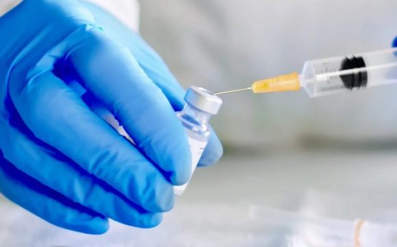 Помер чиновник, який прищепився вакциною AstraZeneca