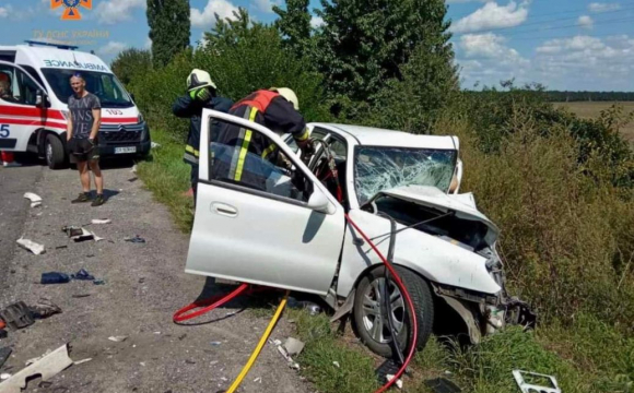 Поблизу села зіткнулись три авто: є загиблі. ФОТО