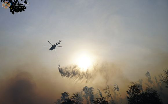 На Закарпатті величезна пожежа: до гасіння залучили вертольоти