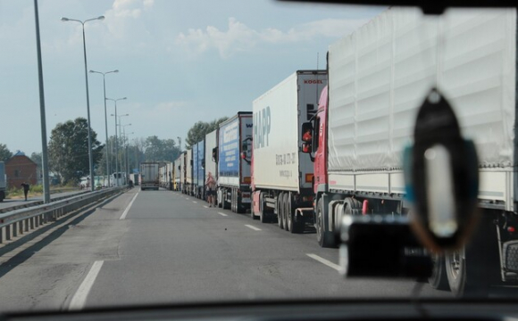 На кордоні з Польщею стоїть 3000 вантажівок: шалені черги на митниці
